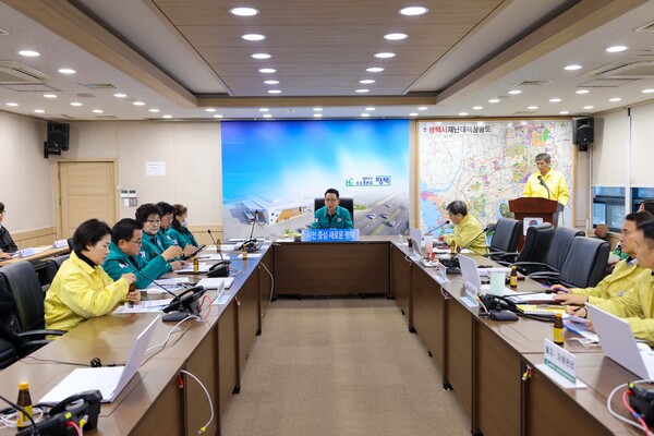 평택시의회는 11월28일 폭설로 인한 재난안전대책본부를 가동 중인 평택시청 재난 안전상황실에서 긴급회의를 개최했다. (사진=평택시의회)
