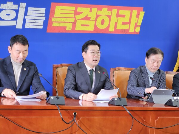 박찬대(가운데) 민주당 원내대표가 12월 1일 오전 국회에서 열린 기자간담회에서 발언하고 있다. (사진=홍정윤 기자)