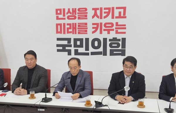 추경호 국민의힘 원내대표도 12월 1일 국회에서 기자간담회를 열어 야당 단독 예산 통과에 대해 비판했다. (사진=홍정윤 기자)