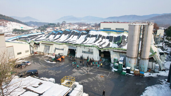 12월2일 김동연 도지사와 김보라 안성시장, 윤종군 의원 등은 폭설로 피해를 입은 관내 기업과 농장 등을 시찰하며 피해 현황 및 복구 지원 방안 등을 논의했다. 폭설피해를 입은 중소기업. (사진=안성시)