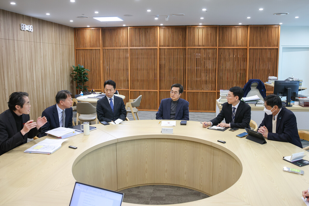 김동연 지사는 12월2일 오후 행정1부지사, 행정2부지사, 경제부지사 등과 함께 긴급 대책회의를 열고, 복구 현장의 실질적 요구를 반영한 6대 지침을 발표했다. (사진=경기도)