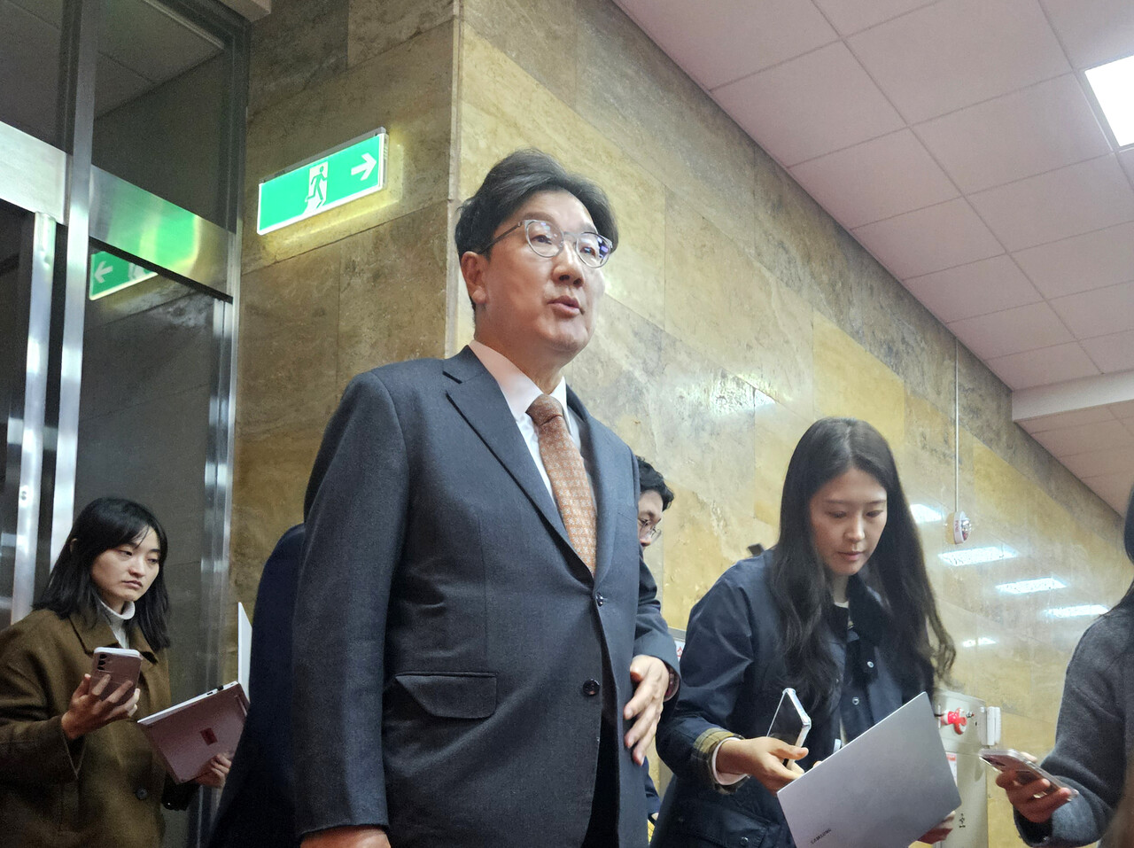 권성동 국민의힘 국회의원은 직후 만난 기자들에게 민주당의 최재해 감사원장과 이창수 지검장을 비롯한 검사 3인의 탄핵소추안 발의에 대해 신랄하게 비판했다. (사진=홍정윤 기자)