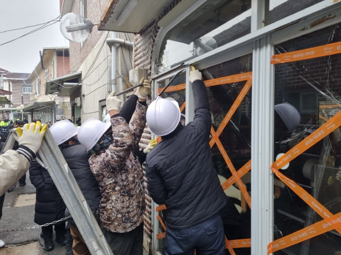 파주시는 연풍리 성매매집결지 내 위반건축물에 대해 행정대집행 영장 발부 후 강제 철거하는 행정대집행을 실시했다. (사진=파주시)