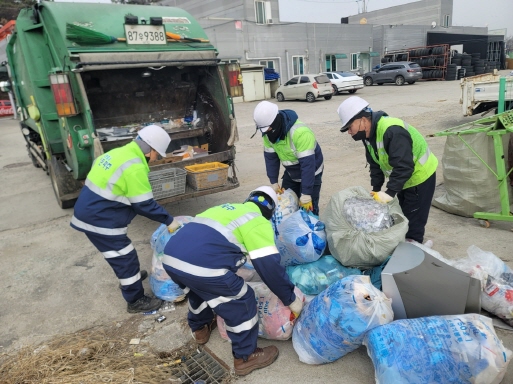 파주시의회 도시산업위원회가 파주시 생활폐기물 수집·운반 대행 예산 137억원을 삭감하자 파주시가 청소 시스템 마비와 시민 불편을 우려하고 나섰다. (사진=파주시)