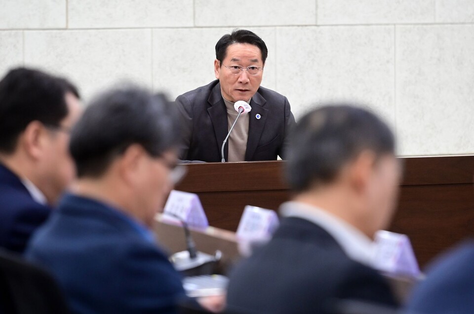  유정복 인천시장이 비상계엄 선포와 해제 등 현 정치 상황과 관련해 지역사회 안정과 시민의 일상을 지키기 위한 긴급 대책회의를 열고 점검하고 나섰다. (사진=인천시)