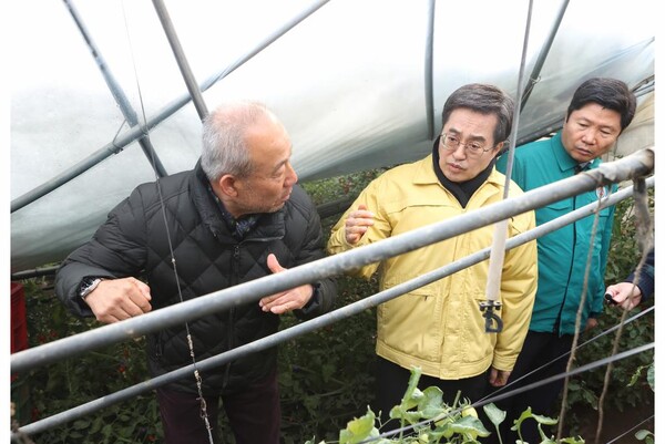 지난 2일 오전 김동연 도지사가 정장선 평택시장 홍기원 국회의원 등과 함께 평택 비닐하우스 대설피해지역을 현장방문해 피해현장 확인을 하고있다.(사진=경기도)