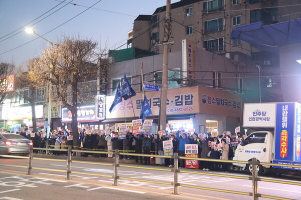 더불어민주당 인천시당은 지난 11일 미추홀구 용현사거리에서 ‘윤석열 탄핵 촉구 및 계엄동조 탄핵 반대 윤상현 규탄 집회’를 갖고 탄핵 표결 동참을 촉구했다.(사진=더불어민주당 인천시당)