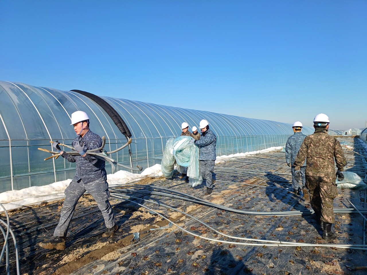 12월12일 평택시에 따르면 해군 2함대 재난지원팀이 서탄면 피해 농가에서 하우스 파이프 제거 등 복구 작업에 나섰고 진위면에도 민간 자원봉사자들이 피해복구를 도왔다. (사진=평택시)