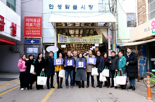안성시는 16일 연말 지역경제 활성화의 일환으로 전통시장 장보기 행사와 시장 내 착한가격업소에 대한 현판식을 개최했다. (사진=안성시)