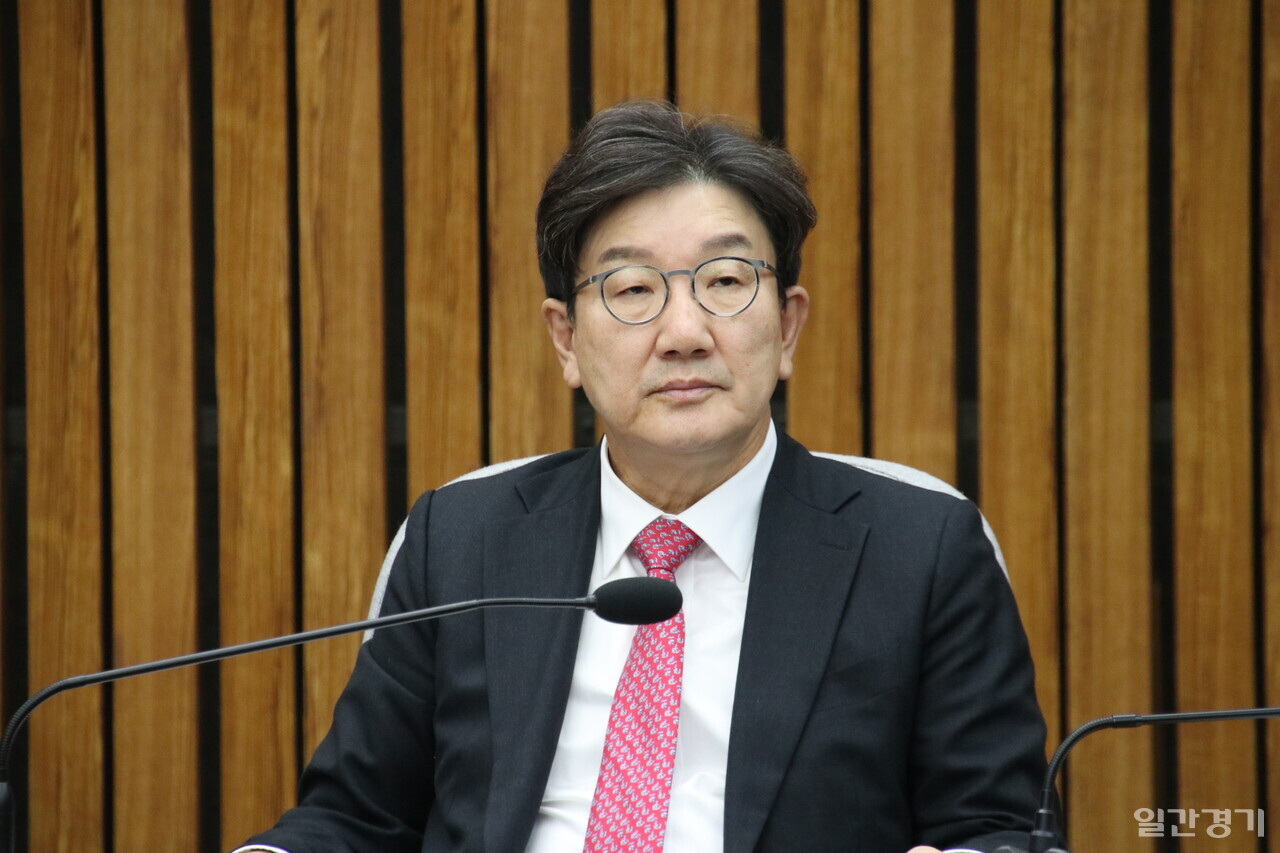 권성동 국민의힘 당대표 권한대행 겸 원내대표는 12월20일 국회에서 만난 기자들에게 ‘민생·안보를 위한 여야정협의체’와 우원식 국회의장이 추진하는 국회의원 해외 파견단 참여를 알렸다.(사진=조태근 기자)