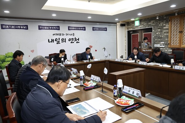 연천군은 지난 12월19일 연천군청 상황실에서 제10차 장사시설 건립추진 자문위원회의와 함께 ‘공동형 종합장사시설 기본구상 및 타당성 조사 용역’ 중간보고회를 개최했다. (사진=연천군)