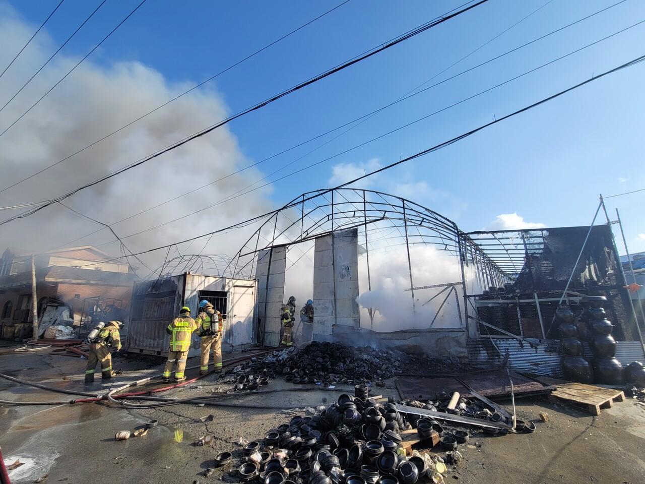 12월23일 오후1시30분께 광명시 노온사동의 한 물류 보관 창고에서 불이 나, 비닐하우스 7개동이 탔다.(사진=경기도소방재난본부)