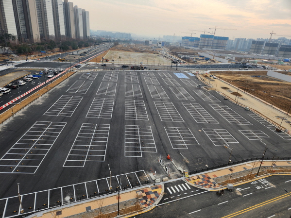 파주시는 GTX-A 운정중앙역 인근에 총 1009대의 차량을 주차할 수 있는 임시 공영주차장을 조성했다. (사진=파주시)