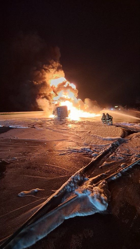12월23일 서해안고속도로 목포 방향 서평택IC 인근에서 유조차량에 불이 나 운전자 1명이 사망했다. (사진=경기도소방재난본부)