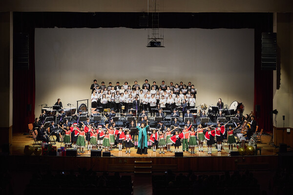평택시립국악관현악단은 12월18일부터 19일까지 양일간 서부문화예술회관 평택순복음교회에서 각각 성료한 정기 연주회 평택시민과 함께하는 국악성가의 밤을 끝으로 올해 예정되었던 악단 일정을 성공적으로 마무리 했다. (사진=평택시문화재단)