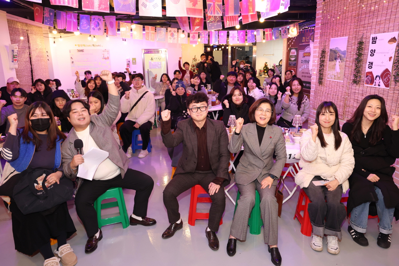 안성시는 12월26일 안성시 청년문화공간 ‘청년톡톡’에서 개최한 청년정책 활성화 논의를 위한 '안녕 2024!, 2025 안녕!'이 청년들의 큰 호응 속에 성공적으로 마무리 됐다고 밝혔다. (사진=안성시)