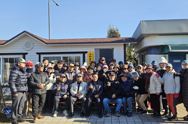 수원시의회 이재식 의장은 12월24일 권선구에 위치한 마중공원 유지관리 시설 개선을 시민들과 함께 축하했다.