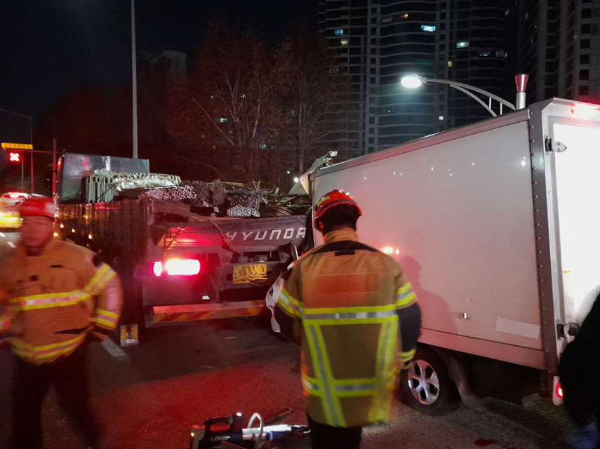 27일 새벽 1시40분께 경부고속도로를 달리던 1톤 화물차가&nbsp; 25톤 화물차의 후미를 들이받아 운전자 1명이 사망했다.(사진=경기도소방재난본부)