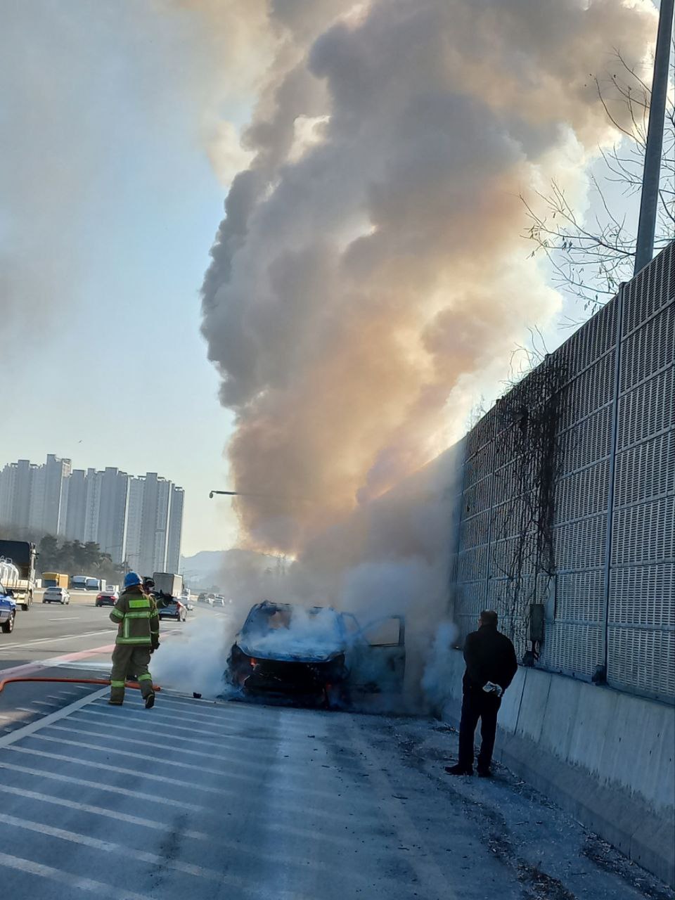27일 오전 10시20분께 영동고속도로에서 20여분 동안 차량이 불에 탔다.(사진=경기도소방재난본부) 