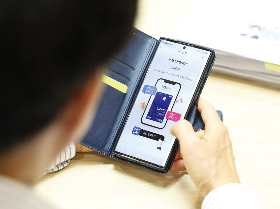 경기도가 시행 중인 'The 경기패스'가 도민들의 대중교통 이용을 촉진하고 탄소 배출 저감에도 긍정적인 영향을 미친 것으로 나타났다.(사진=경기도)