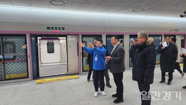 김경일 파주시장이 30일, 지난 28일 GTX-A 노선이 개통함에 따라, 출근시간대 이용자 현황을 점검하기 위해 운정중앙역과 환승센터를 방문했다. (사진=파주시
