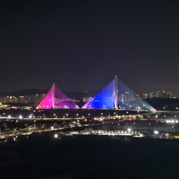 구리시가 지난 11월12일 국토지리원이 33번째 한강횡단 교량의 명칭으로 고덕토평대교로 결정한 것과 관련 납득하기는 어렵지만 소송 등을 배제하고 교량 주변을 한강변 명소로 조성하는데 집중하기로 했다고 밝혔다. 고덕토평대교 야경. (사진=구리시)