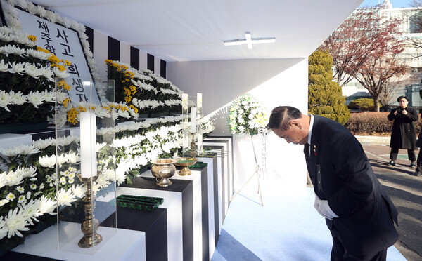 수원시의회가 12월31일 수원시청 본관 주차장에 마련된 제주항공 여객기 사고 희생자 합동분향소를 찾아 조문했다. (사진=수원시)