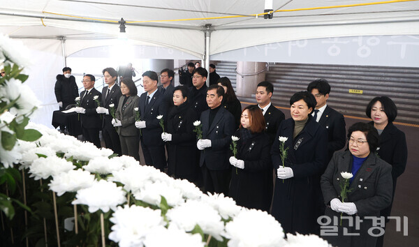 경기도의회 더불어민주당 소속 정윤경 부의장과 최종현 대표의원을 비롯한 20여명의 의원들은 수원역에 마련한 합동분향소를 찾아 헌화와 묵념으로 조의를 표했다. (사진=경기도의회)