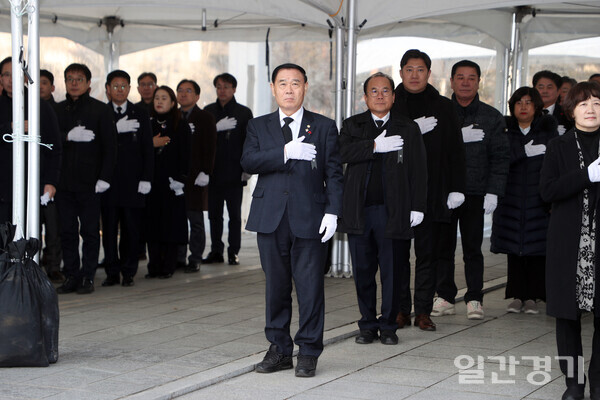 수원특례시의회 의원들은 새해 첫날인 1일 수원 현충탑을 방문해 참배를 올리며 새해 첫 활동을 시작했다. (사진=수원시의회)