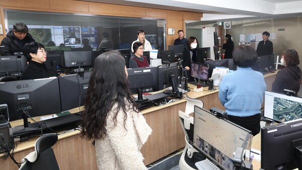 김보라 안성시장이 1월1일 을사년 새해 일정으로 정수장을 비롯해 CCTV 통합관제센터, 시청 재난종합상황실 및 당직실 등을 찾아가 직원들을 격려했다. (사진=안성시)