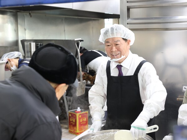 박승원 광명시장은 1월2일 현충탑 참배 후 소하노인종합복지관에서 배식 봉사를 하고 있다. (사진=광명시)