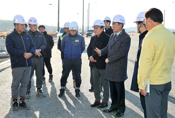 정장선 평택시장은 1월2일 화양지구 도시개발사업 현장을 방문해 사업 추진 현황을 점검하고 관계자들의 의견을 청취했다. (사진=평택시)