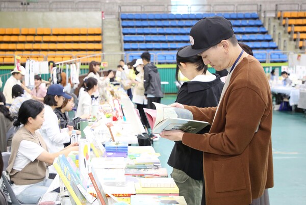 광명시는 오는 2월부터 시민들이 원하는 책을 가까운 동네 서점에서 대출·반납할 수 있는 '지역 서점 희망 도서 바로 대출 서비스'를 시행한다고 밝혔다. (사진=광명시)