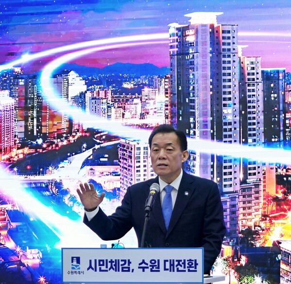 이재준 수원시장이 1월6일 신년 브리핑에서 수원페이 재지급 등 민생경제 회복을 위한 정책에 대해 설명하고 있다. (사진=김희열 기자)