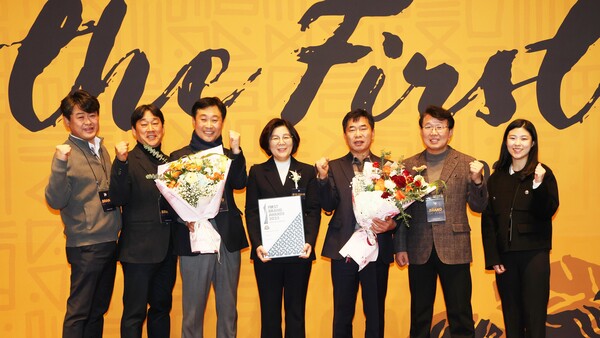 ‘2025년 대한민국 퍼스트브랜드’ 농수산물 공동브랜드 부문에서 안성마춤으로 대상을 받은 김보라 안성시장과 관계자들이 기뻐하고 있다.(사진=안성시)