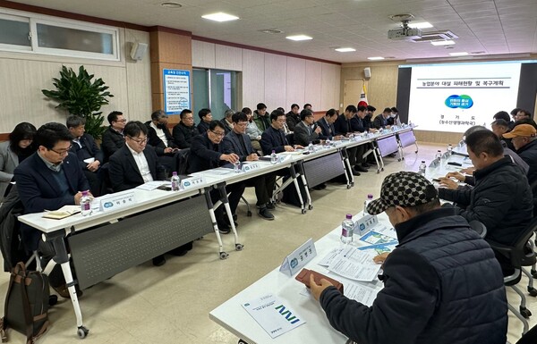 경기도는 9일 안성시 농업기술센터 생활과학관에서 박종민 농수산생명과학국장 주재로 ‘농·축산 분야 현장 간담회’를 열고 대설 피해로 인한 농·축산 분야의 고충을 듣고 지원 방안을 논의했다.(사진=경기도)