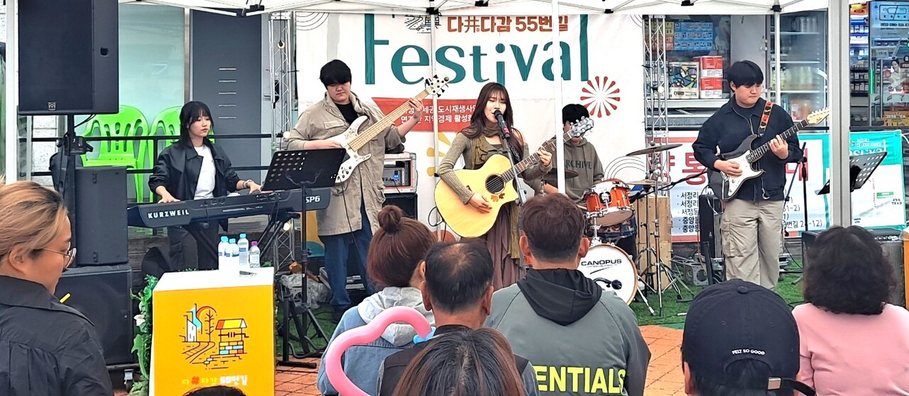 지난해 평택시 서정역 일대에서 열린 '2024 다정다감 55번길 페스티벌'에 총 2만5000여 명이 다녀간 것으로 나타났다. 축제에서 버스킹 공연 중인 지역예술인. (사진=평택시)