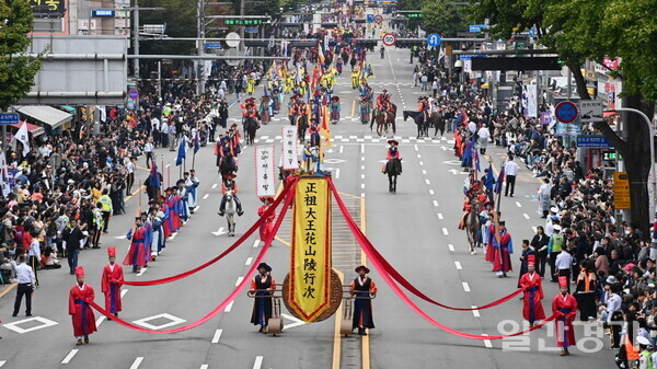 지난해 10월 제61회 정조대왕능행차 공동재현의 본행렬이 수원시내를 지나고 있는 가운데 많은 시민들이 축제를 즐기고 있다. (사진=수원시)