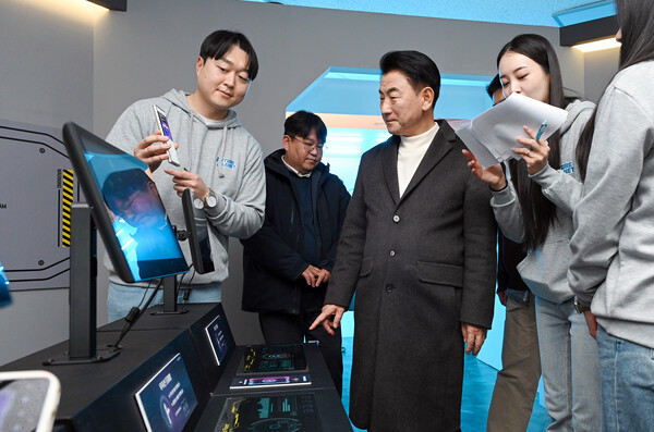 김동근 의정부시장이 1월13일 ‘퓨처플라넷2050(미래직업체험) 팝업스토어’를 방문해 시설들을 체험하고 있다.  (사진=의정부시)