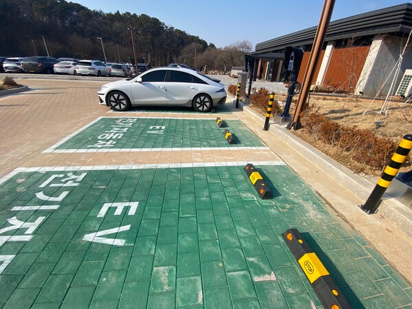 안성시에 따르면 시는 환경부 '2024년 무공해차 전환 브랜드 공모사업'에 선정돼 금북정맥 탐방안내소 등 9개소에 충전기 24기를 새로 설치했다. (사진=안성시)