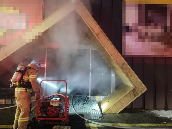 14일 새벽 4시6분께 포천시 소흘읍 이동교리 소재 가구 판매점에서 화재가 발생해 화재 발생 40분 만인 4시50분께 완진됐다. (사진=포천소방서)