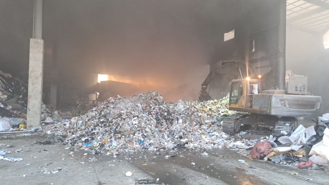 15일 화성시 마도면 쌍송리의 한 폐기물처리업체에서 불이 나, 소방 당국이 화재 진압 중에 있다. 20톤 분량의 폐기물이 불에 탔다.(사진=경기도소방재난본부)