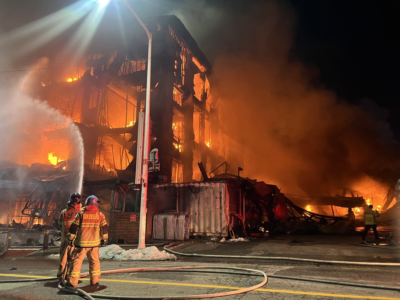 15일 자정께 소방당국이 의정부시 용현동 공장 화재의 큰 불길을 잡았다. 인명피해는 없는 것으로 확인됐다.(사진=경기도소방재난본부)