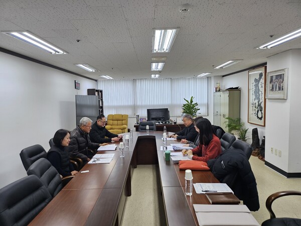 김완규 경기도의원은 1월13일 한국한센총연합회 경기지부 사무실에서 한센인 복지와 관련된 주요 현안과 2025년도 예산 검토와 더불어 한센인 정착마을의 환경 개선 방안에 대해  논의했다.(사진=경기도의회)