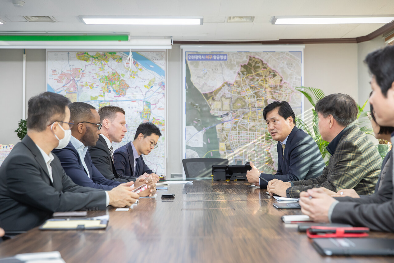 강범석 서구청장은 1월15일 마티아스 바이틀 벤츠코리아 사장과 면담을 갖고 추가 지원을 요청했다.  이 자리에는 오노레 츄크노 수석 부사장(CFO) 등 벤츠 임원진도 배석했다. (사진=서구)