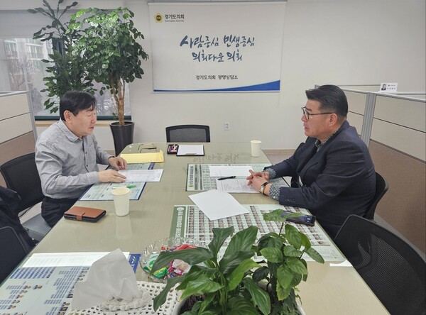 유종상 의원은 14일 광명상담소에서 광명·시흥 테크노밸리 사업지구 내 토지수용기업 대책위원회와 광명시 관내 경기주택도시공사(GH) 개발계획(이주단지, 유통, 첨단) 토지수용 건과 관련하여 자가기업의 토지보상 문제점과 현안을 논의했다. (사진=경기도의회)