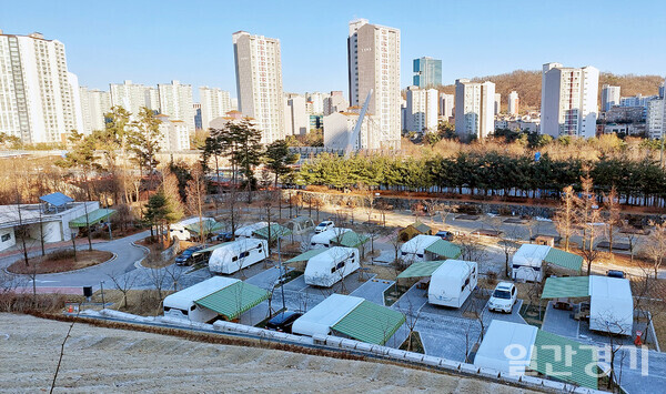수원도시공사가 광교호수공원 캠핑장에 카라반 7개를 추가로 설치하고 지난 6일부터 운영에 들어갔다. 사진은 광교호수공원캠핑장 전경. (사진=수원도시공사)