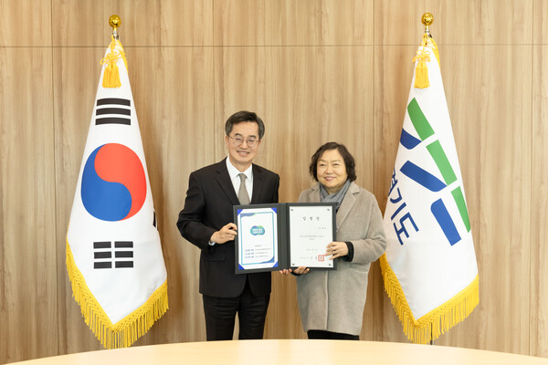 김동연 경기도지사는 1월17일 집무실에서 경기도경제과학진흥원 신임 이사장에 인재근 전 국회의원을 임명했다. (사진=경기도)