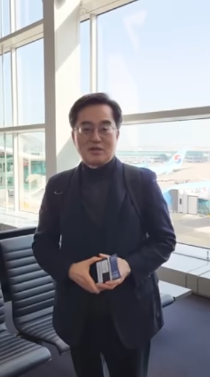 1월19일 윤석열 대통령에 대한 구속영장이 발부된 것과 관련해 김동연 경기도지사가 "내란수괴에 대한 구속영장발부는 당연한 결과"라고 평했다. 사진은 다포스포럼 출국을 알리는 김동연 경기도지사. (사진=김동연 sns 캡처)