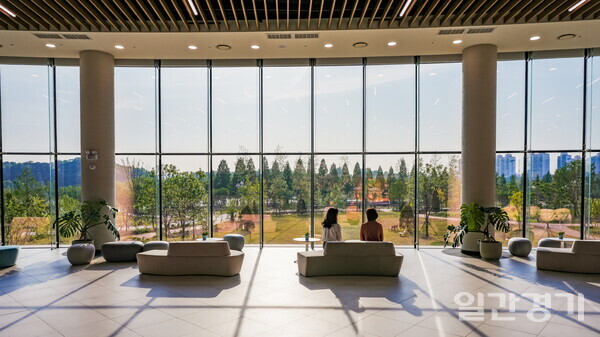 설 당일을 제외한 연휴 기간 중 이용할 수 있는 수원일월수목원 방문자센터 전경. (사진=수원시)